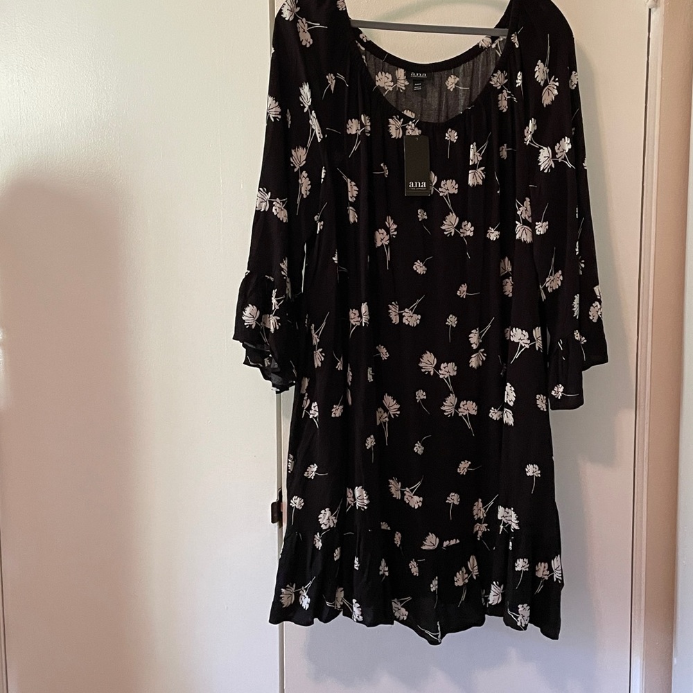 Gorgeous and Flattering Dress with Pockets!